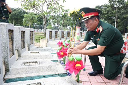 Bộ Tư lệnh Quân khu 7 dâng hương anh hùng liệt sĩ tại tỉnh Tây Ninh