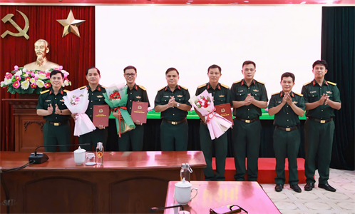 Cục Chính trị Quân khu 7 công bố, trao quyết định nâng bậc lương và nghỉ chuẩn bị hưu đối với QNCN
