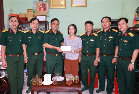Cục Chính trị Quân khu 7 thăm, hỗ trợ quân nhân mắc bệnh hiểm nghèo