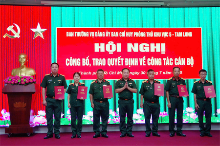 Ban Chỉ huy Phòng thủ khu vực 5 - Tam Long công bố, trao các quyết định cho Quân nhân chuyên nghiệp