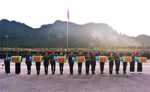 Đoàn công tác Phụ nữ Quân đội thăm, động viên các khối nữ A80