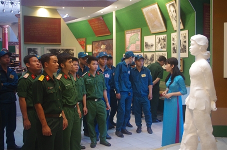 Tham quan, học tập truyền thống tại 
Bảo tàng Lực lượng vũ trang miền Đông Nam Bộ