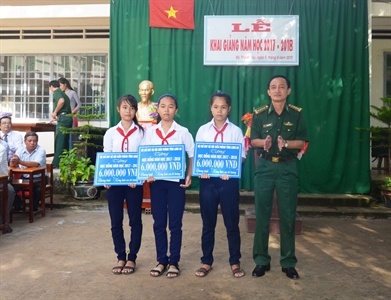 Bộ chỉ huy Bộ đội Biên phòng tỉnh Long An: Tặng quà học sinh nhân dịp năm học mới