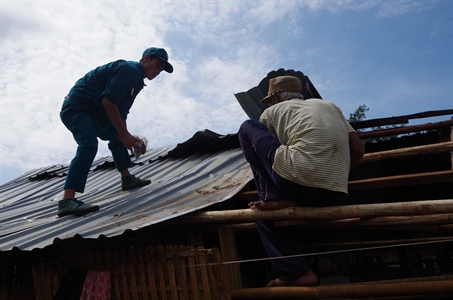 Đoàn Kinh tế - Quốc phòng 778 kịp thời giúp đỡ người dân sau lốc xoáy