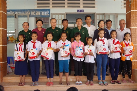 Hội CCB tỉnh Long An: Tổ chức tết Trung thu cho học sinh xã Tân Lập