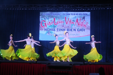 Giao lưu "Nghĩa tình biên giới"