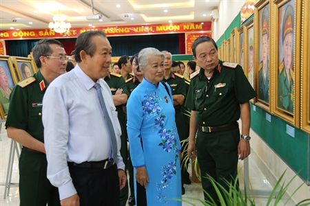 Phó Thủ tướng Thường trực Chính phủ tham quan triển lãm “Mẹ và anh hùng của dân tộc anh hùng"