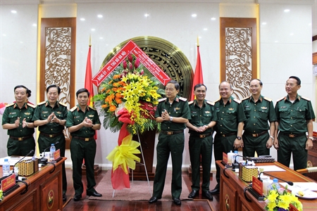 Bộ Tư lệnh Thủ đô Hà Nội thăm và chúc mừng Bộ Tư lệnh Quân khu 7 nhân kỷ niệm 72 năm Ngày truyền thống