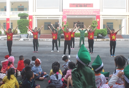 Tiểu đoàn Vệ binh 180 và Trường Mầm non Rạng Đông giao lưu văn nghệ