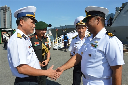 Tàu Hải quân Ấn Độ giao lưu với Hải quân Việt Nam