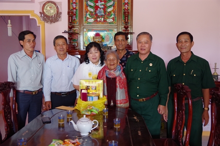 Hội Cựu chiến binh tỉnh Long An: Tặng quà tết cho gia đình chính sách huyện Mộc Hóa