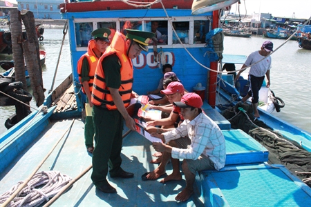 Bộ đội Biên phòng tỉnh Bình Thuận: Nhiều giải pháp giúp ngư dân khai thác cá trên biển