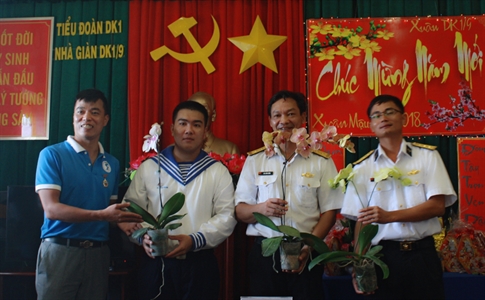 Các tàu chở đoàn công tác Vùng 2 Hải quân thăm, chúc tết, tặng quà nhà giàn DK1 đã về đến đất liền