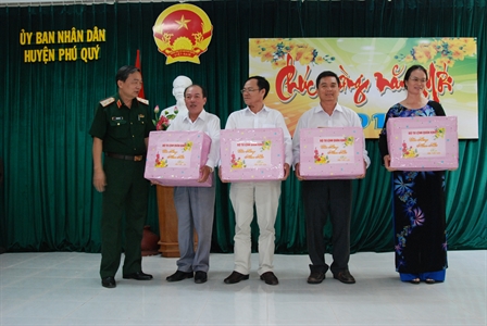 Bộ Tư lệnh Quân khu 7 thăm chúc tết huyện đảo Phú Quý, tỉnh Bình Thuận