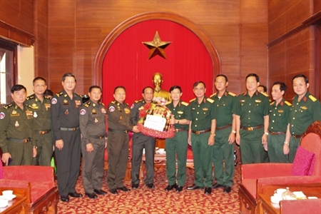 Bộ Tư lệnh Lục quân Quân đội Hoàng gia Campuchia đến thăm và chúc tết Bộ Tư lệnh Quân khu 7