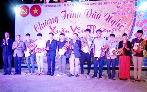 Xã Phú Sơn, huyện Bù Đăng, tỉnh Bình Phước tuyên dương 8 thanh niên lên đường nhập ngũ