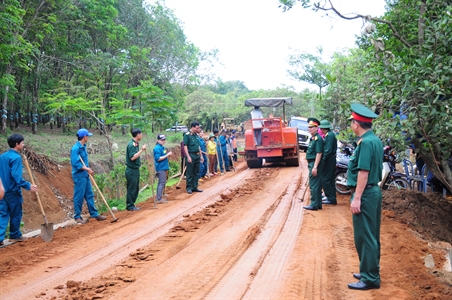 Đoàn Kinh tế - Quốc phòng 778 trồng cây, bảo vệ rừng và chung sức xây dựng nông thôn mới