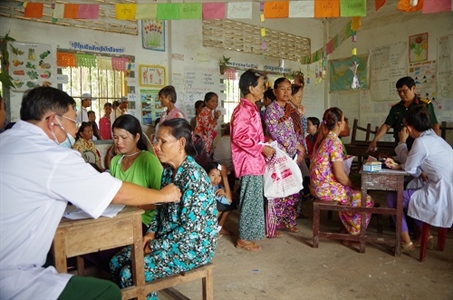 Đoàn y bác sĩ quân dân y tỉnh Long An khám bệnh cho người dân Campuchia