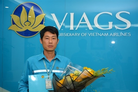 Một nhân viên sân bay trả lại hành khách 1,1 tỷ đồng bỏ quên