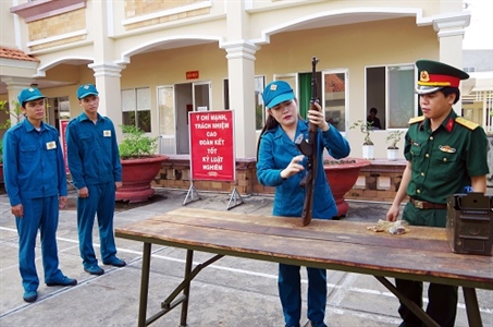 Nữ dân quân giỏi việc nước, đảm việc nhà